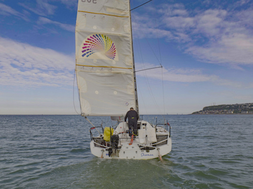 photo avec drone pris de l'arrière du bateau