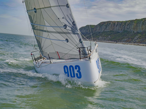 photo pris par un drone bateau de devant